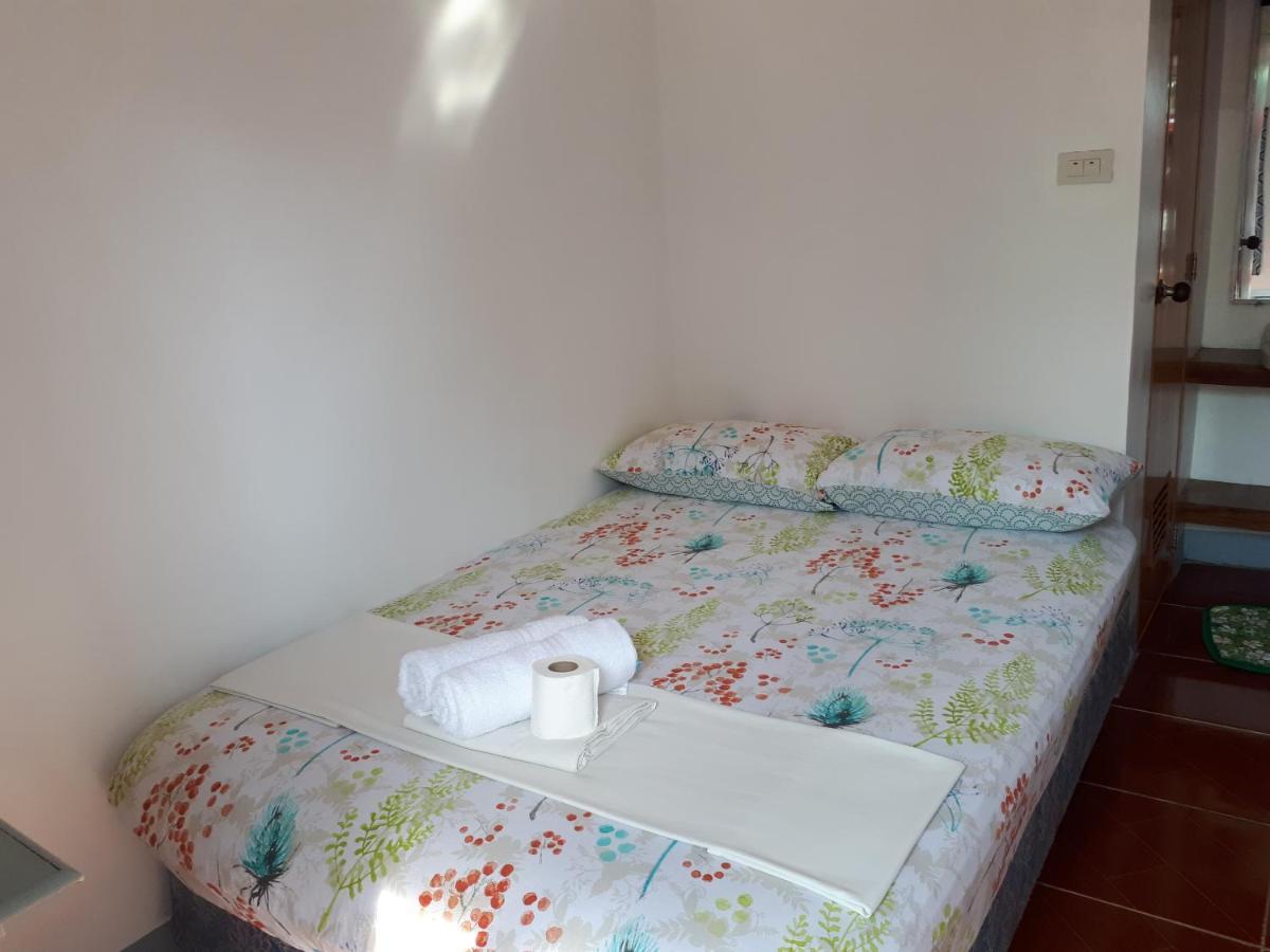 Mario'S Travellers Inn Корон Екстериор снимка