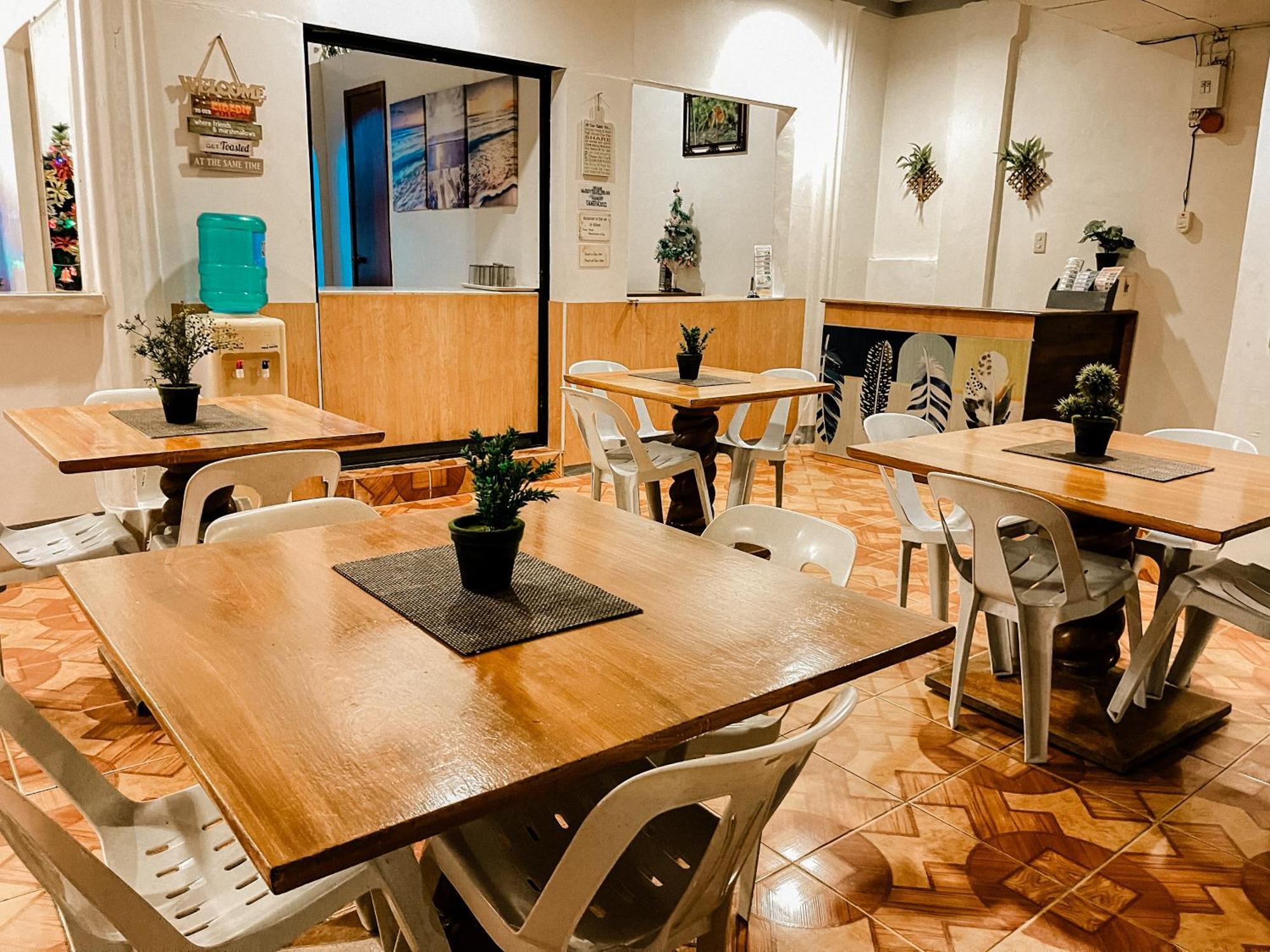 Mario'S Travellers Inn Корон Екстериор снимка