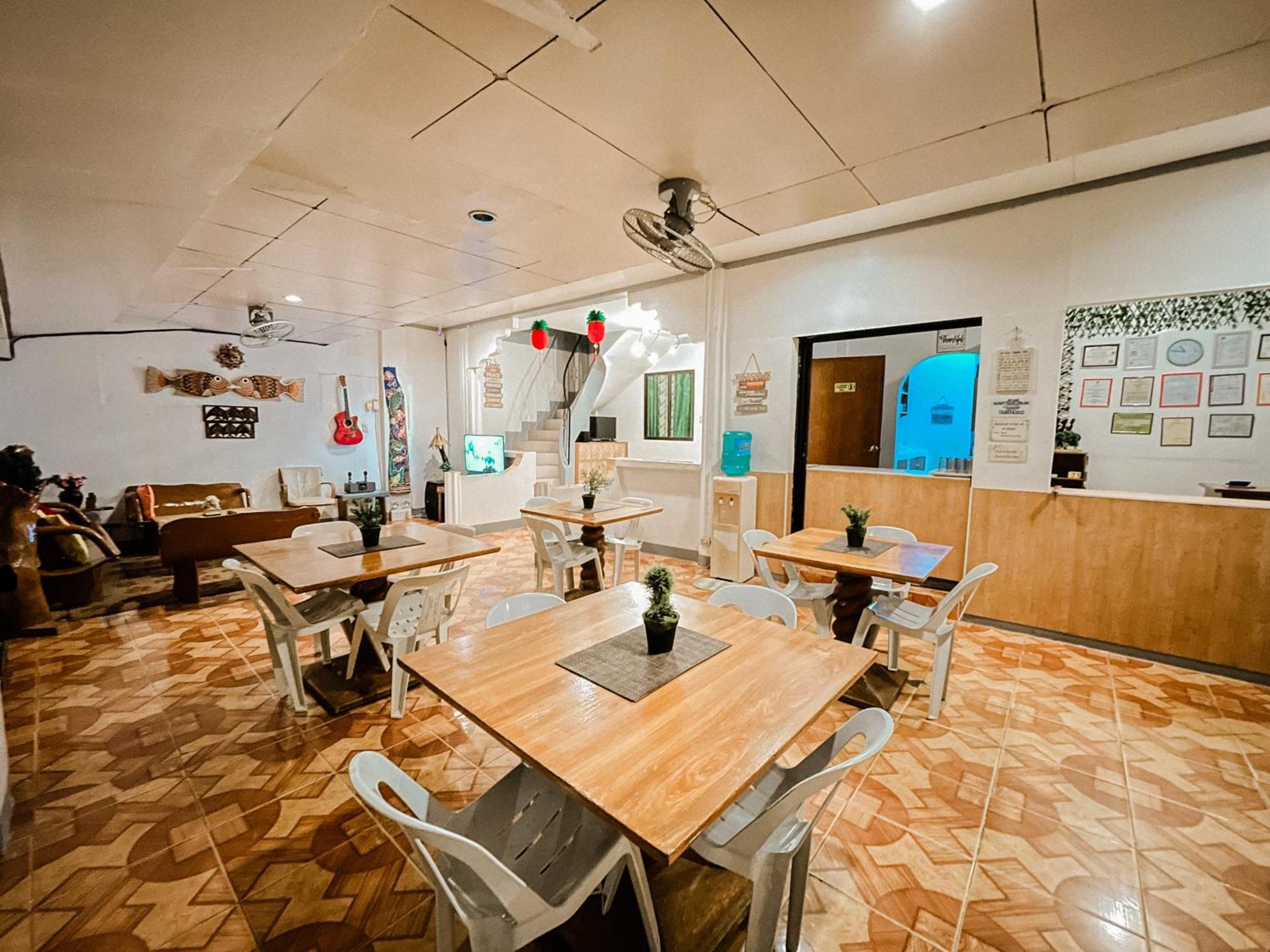 Mario'S Travellers Inn Корон Екстериор снимка